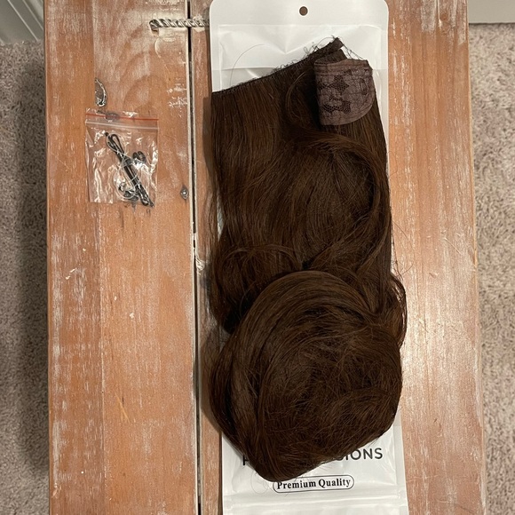 NWT Tinas Halo 18 inch Natural Brown Wavy Hair Extensions - Picture 2 of 4